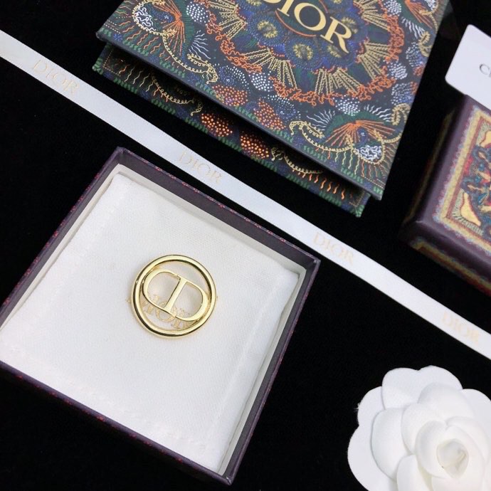 chr1st1an D10r brooches